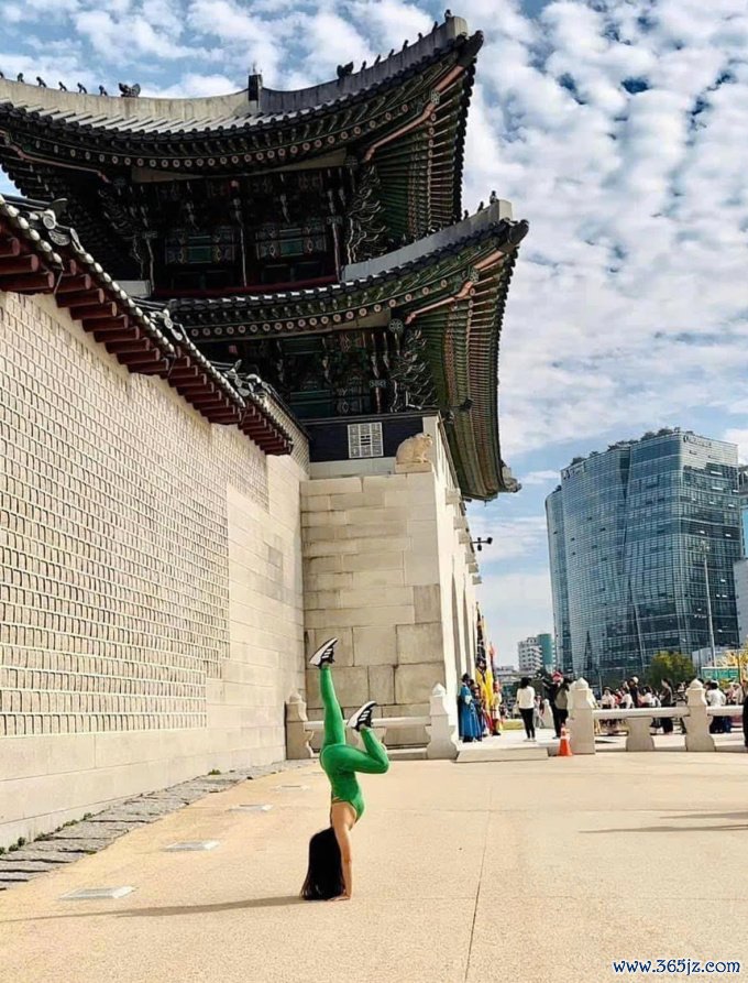 Khách Việt tạo dáng trước cung điện Gyeongbokgung. Ảnh: NVCC