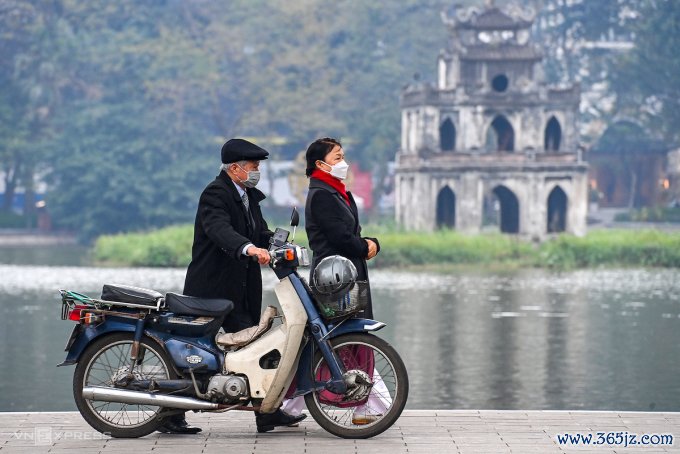 Mọi người nên giữ ấm khi ra ngoài phòng cảm cúm， ho， sốt. Ảnh: Giang Huy